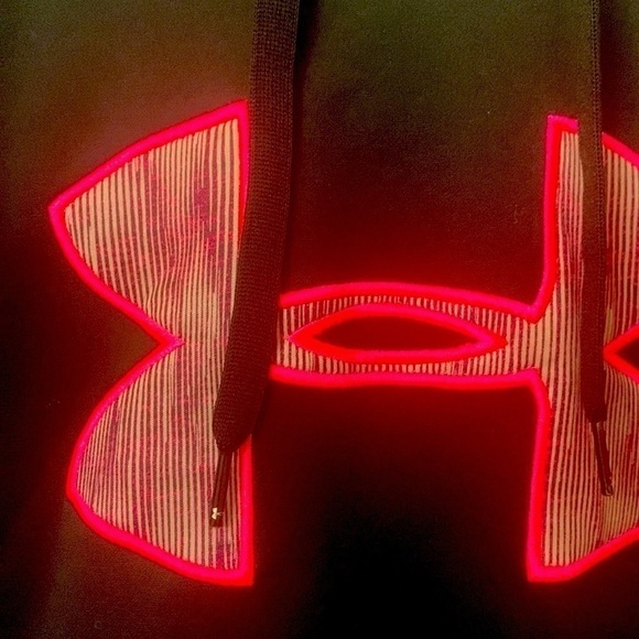 Under Armour Cold  gear hoodie size M black/pink like new - Picture 2 of 9